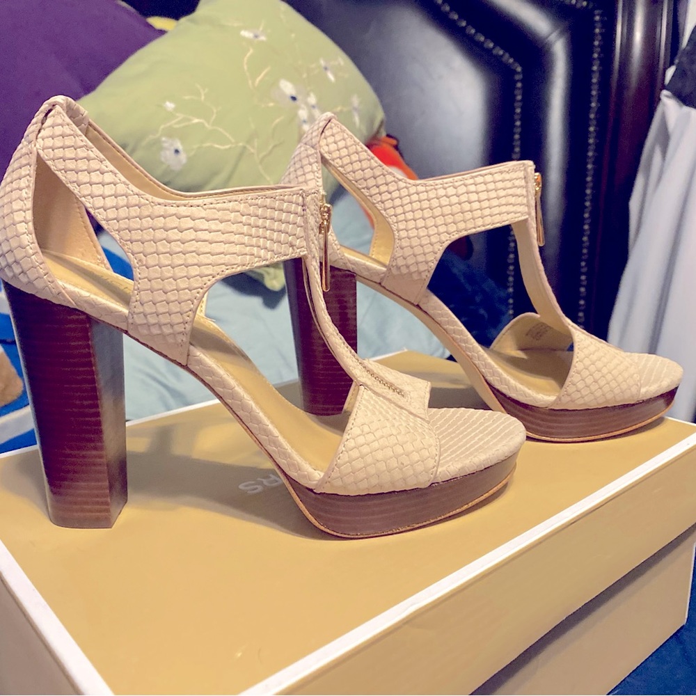 Michael kors shoes to high for me, need to sell.